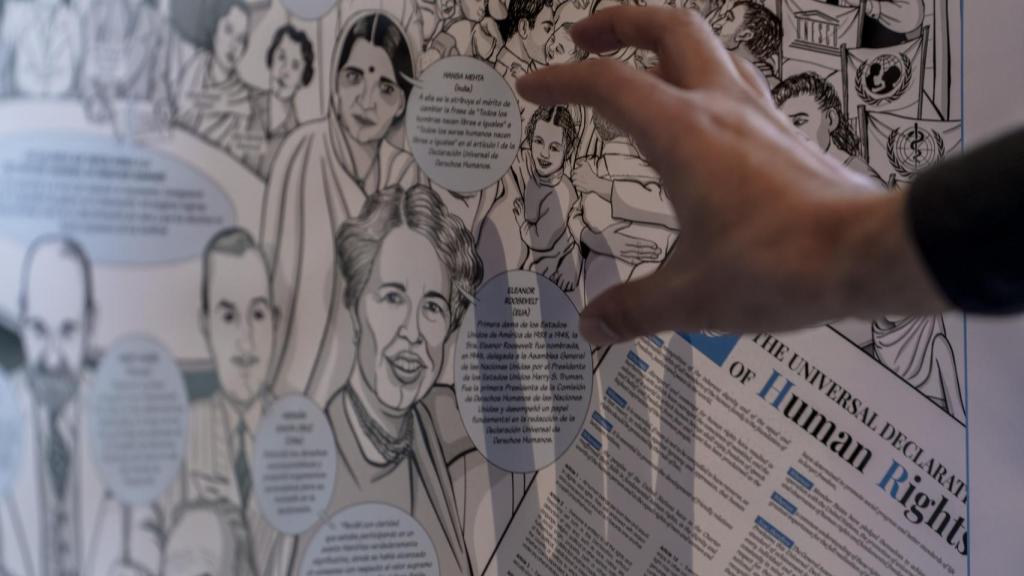 Kico F. Uribe explica su obra conmemorativa del 75 aniversario de la Declaración Universal de los DDHH.