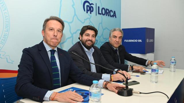 El presidente del PP de Lorca, Fulgencio Gil, el presidente del PP de la Región de Murcia, Fernando López Miras, y el vicesecretario de Coordinación Autonómica y Local y Análisis Electoral del PP nacional, Elías Bendodo, este lunes, en una Junta Directiva Abierta del PP de Lorca.
