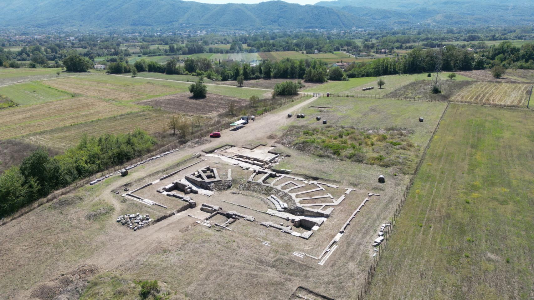 Imagen de las excavaciones en el yacimiento de Interamna Lirenas, concretamente en el teatro y la basílica.