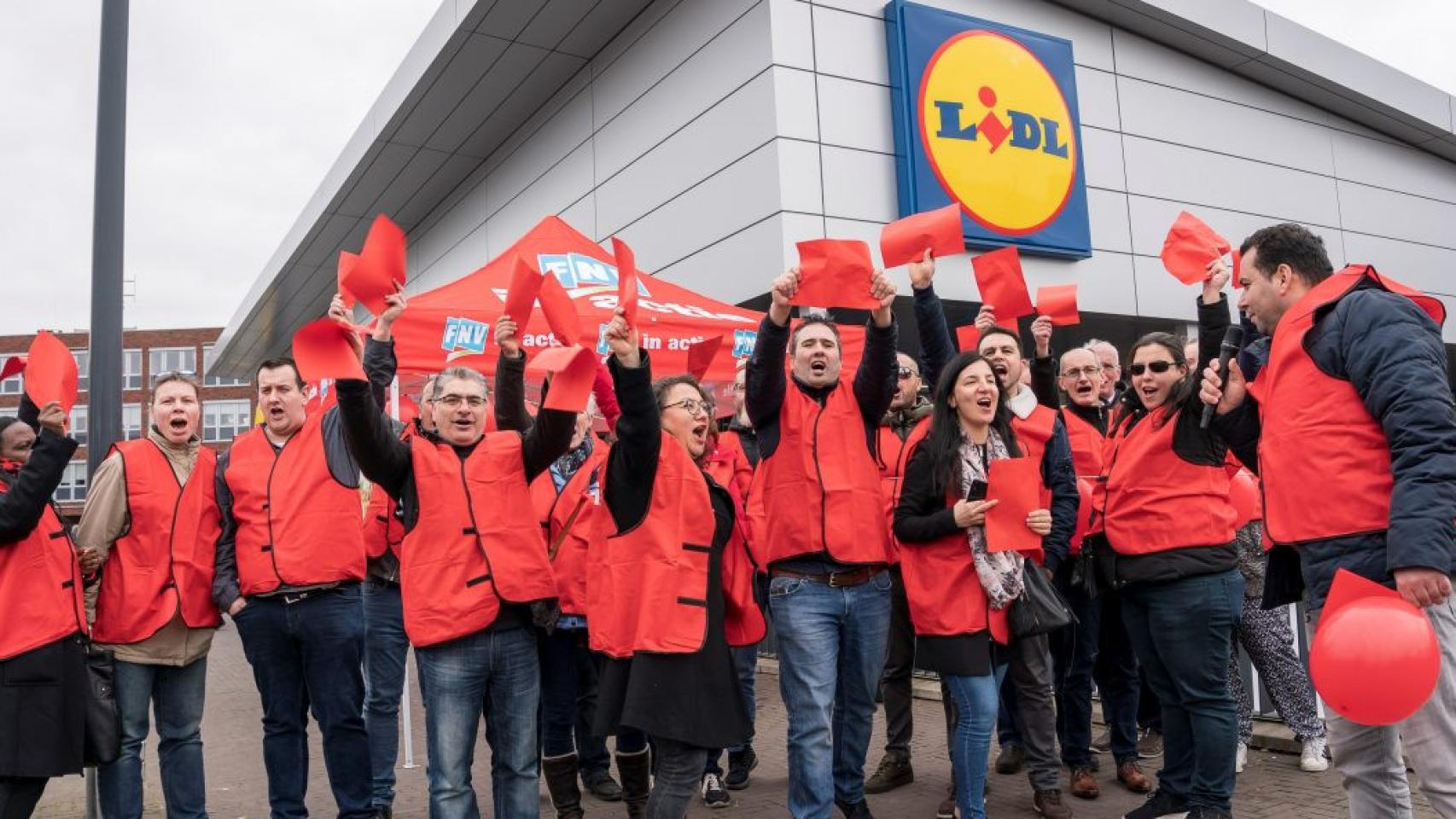 Empleados de Lidl durante una concentración