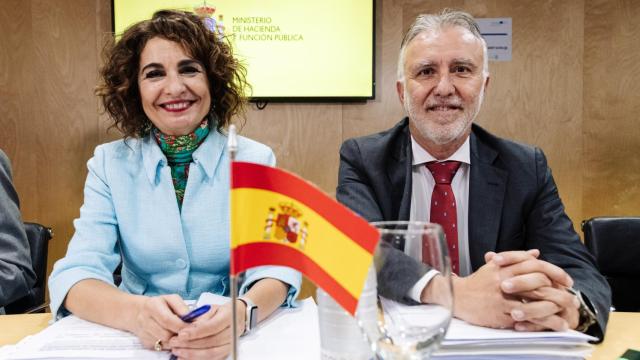La vicepresidenta cuarta y ministra de Hacienda y Función Pública, María Jesús Montero y el ministro de Política Territorial y Memoria Democrática, Ángel Víctor Torres.