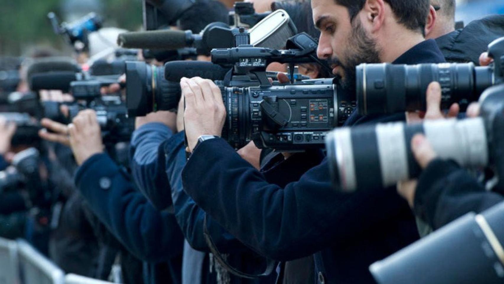 Periodistas ejerciendo su profesión