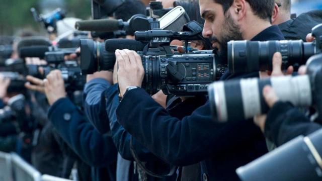 Periodistas ejerciendo su profesión