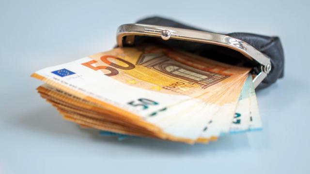 Imagen de varios billetes en efectivo.