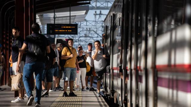 Viajeros en la Estación de Cercanías de Chamartín en verano.