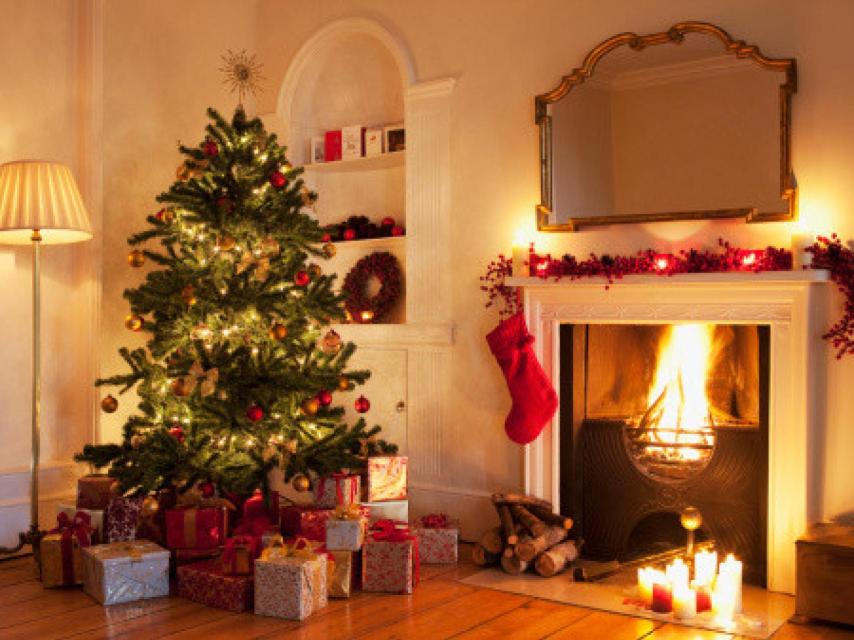 Un salón decorado para Navidad.