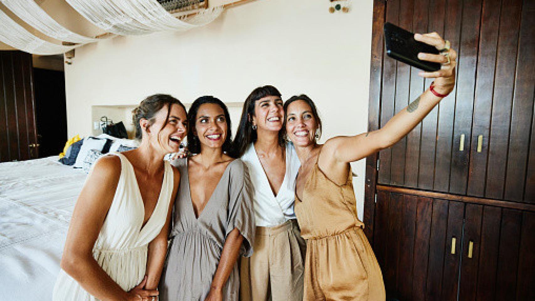 Invitadas en una boda con la novia