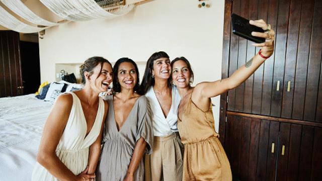 Invitadas en una boda con la novia