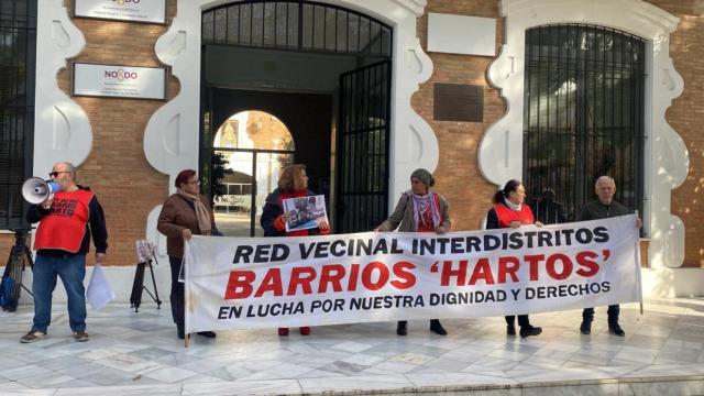 Plataforma Barrios Hartos a las puertas del Hogar Virgen de los Reyes, donde se ha celebrado la reunión.