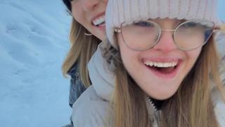 Sara Cisneros junto a su hermana Paula en un viaje