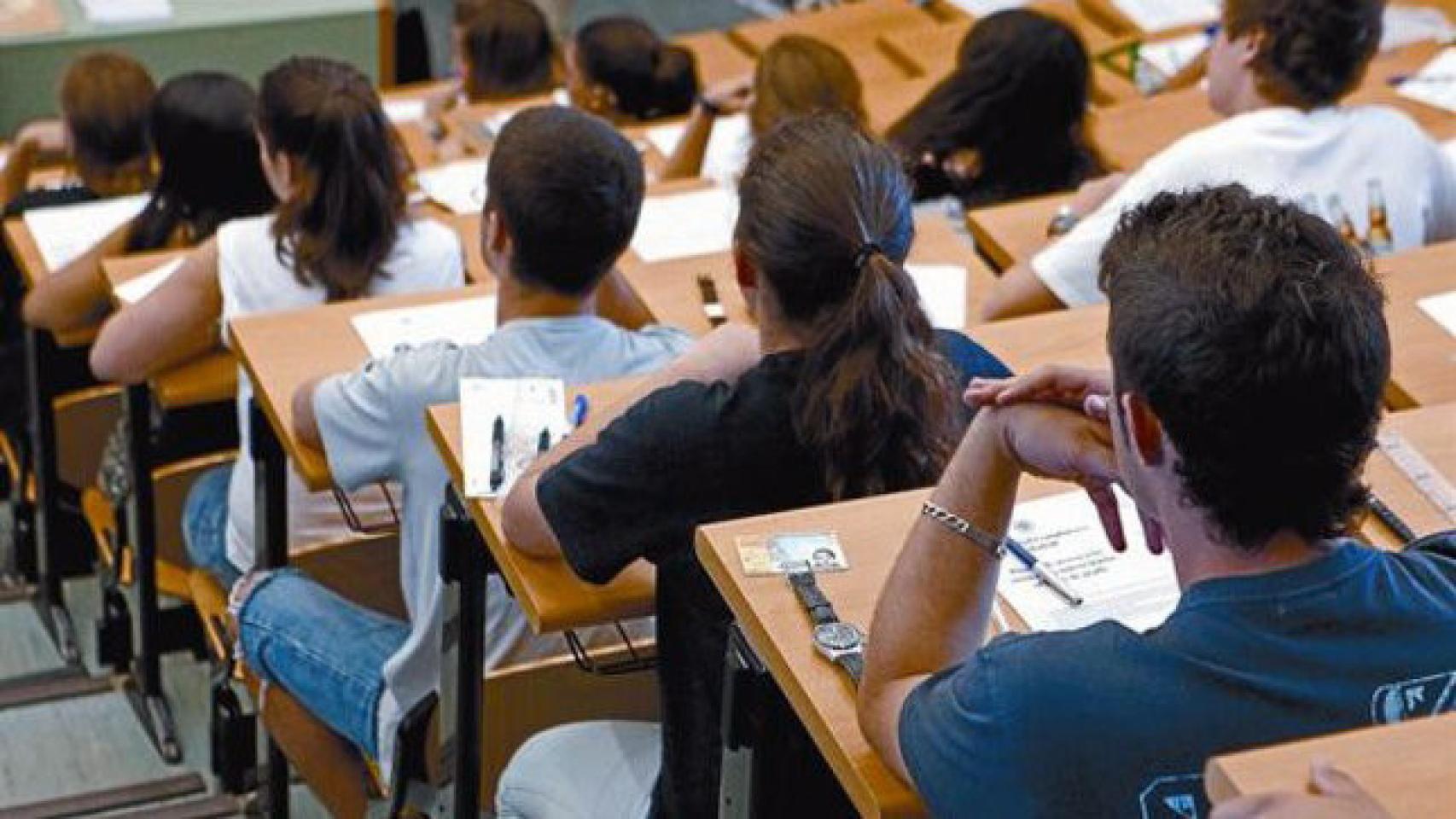 Alumnos antes de comenzar a hacer un examen.