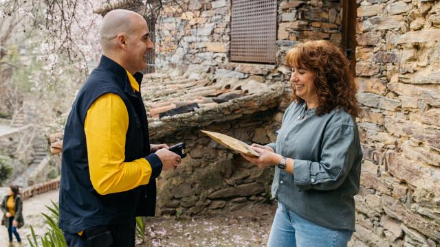 Realiza un ingreso o retira efectivo sin necesidad de acudir al banco