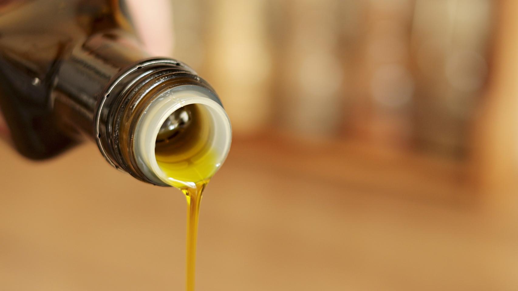 Una botella de aceite.