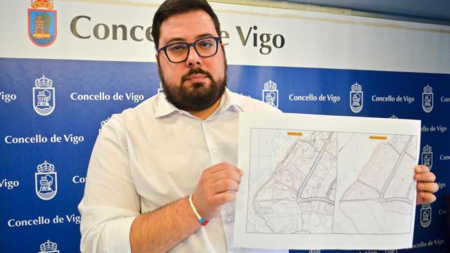 Xabier Pérez Igrexas con el plano de Cabo Estai.