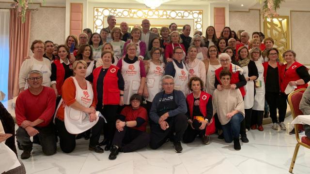 Foto de familia con los voluntarios y organizadores del X 'Cocido Solidario' de Mora.