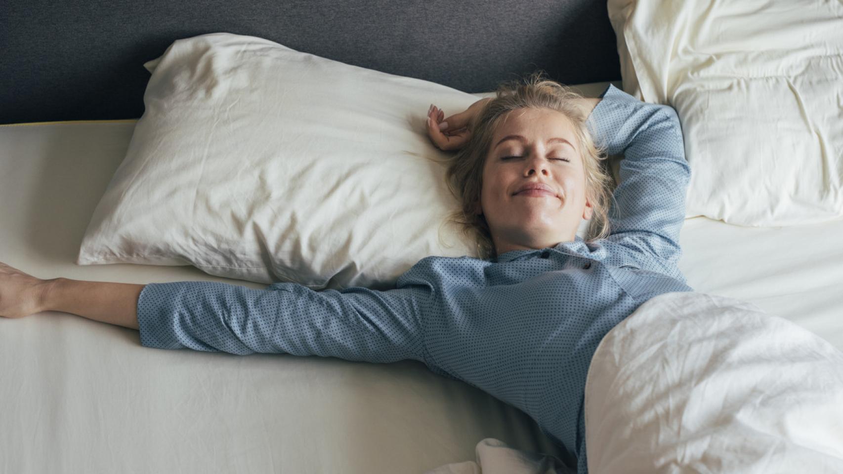 Mujer tumbada en la cama.