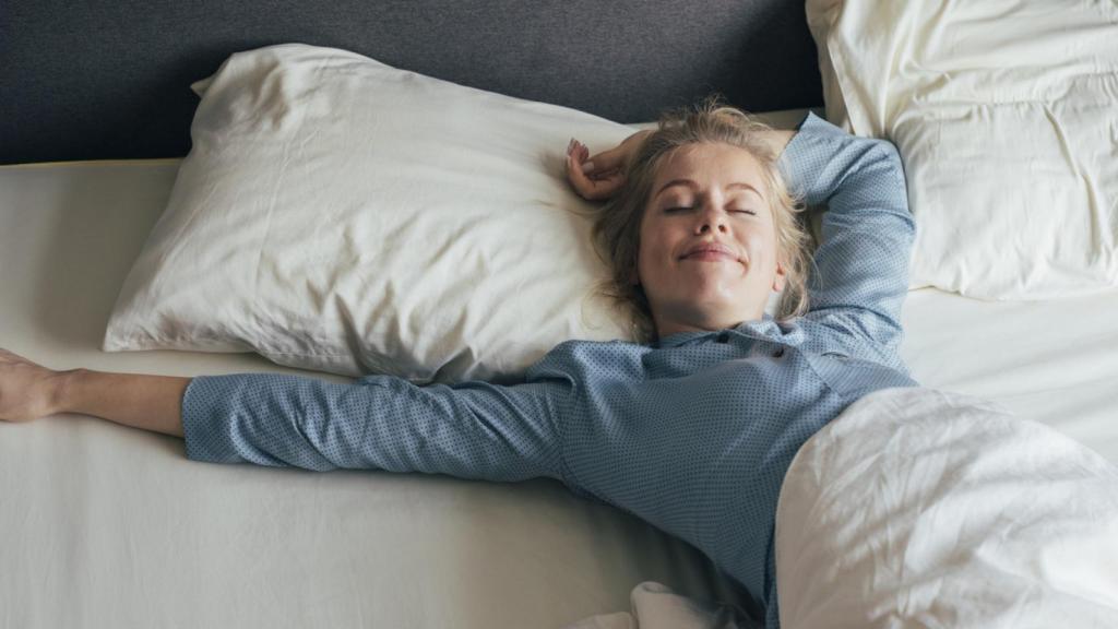 Mujer tumbada en la cama.