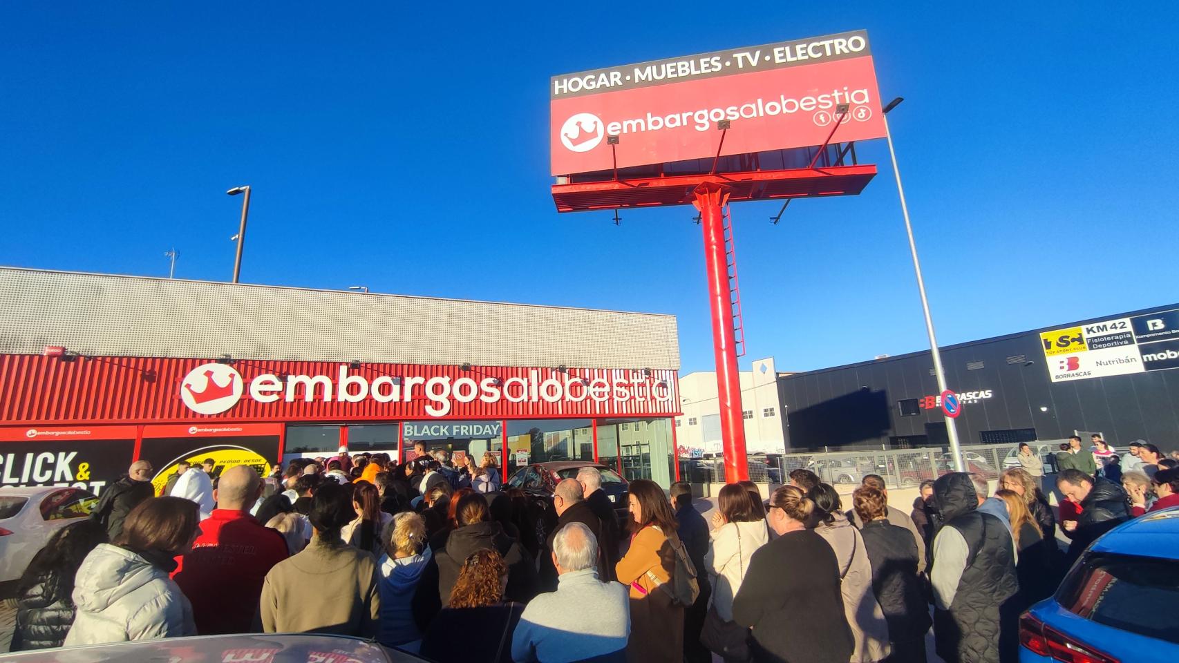 Personas esperando la apertura de una de las tiendas de 'Embargosalobestia'.
