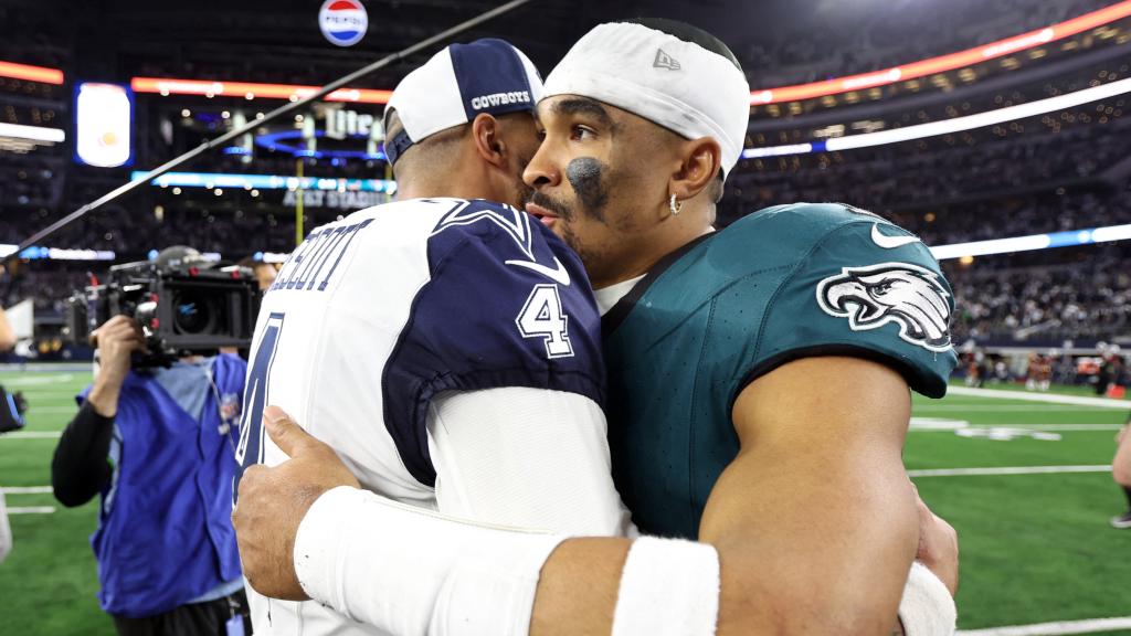 Dak Prescott (Cowboys) y Jalen Hurts (Eagles) se abrazan tras el partido