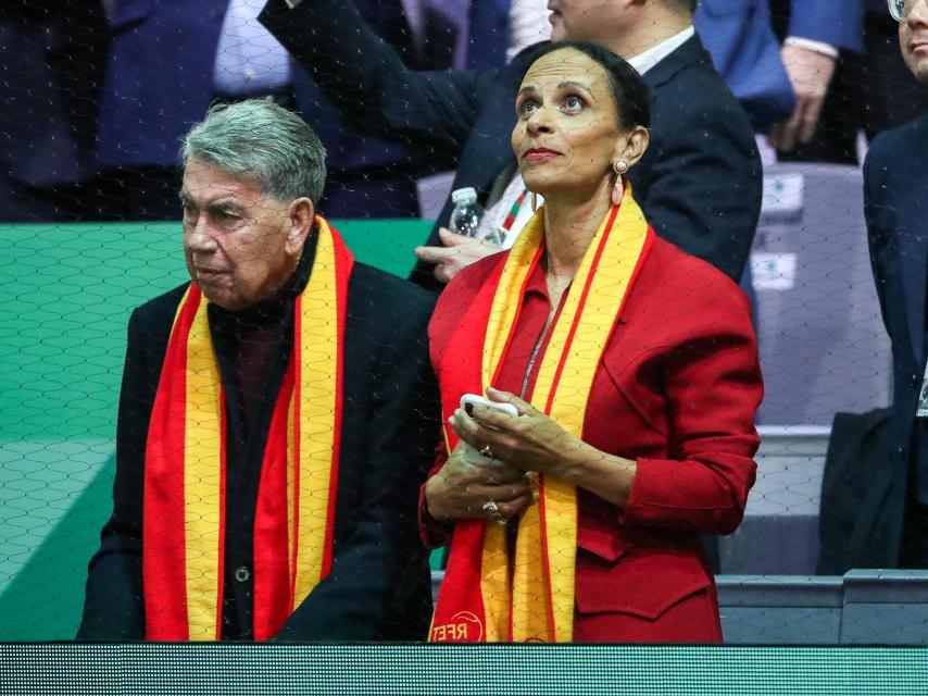 El legendario tenista junto a su última esposa en la final de la Copa Davis en la Caja Mágica de Madrid, en 2019.