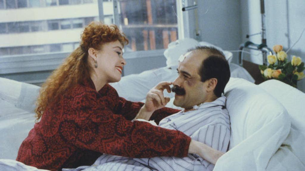 Imagen de la serie 'Eva y Adán, agencia matrimonial', de Antonio Resines y Verónica Forqué.