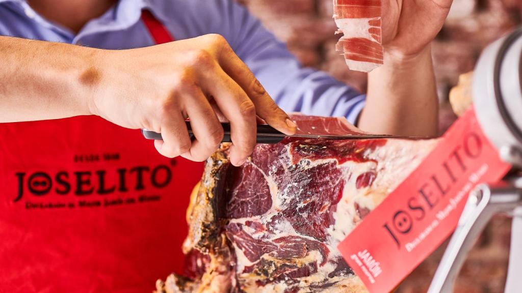 Cómo cortar y cómo conservar un buen jamón ibérico para disfrutarlo de principio a fin