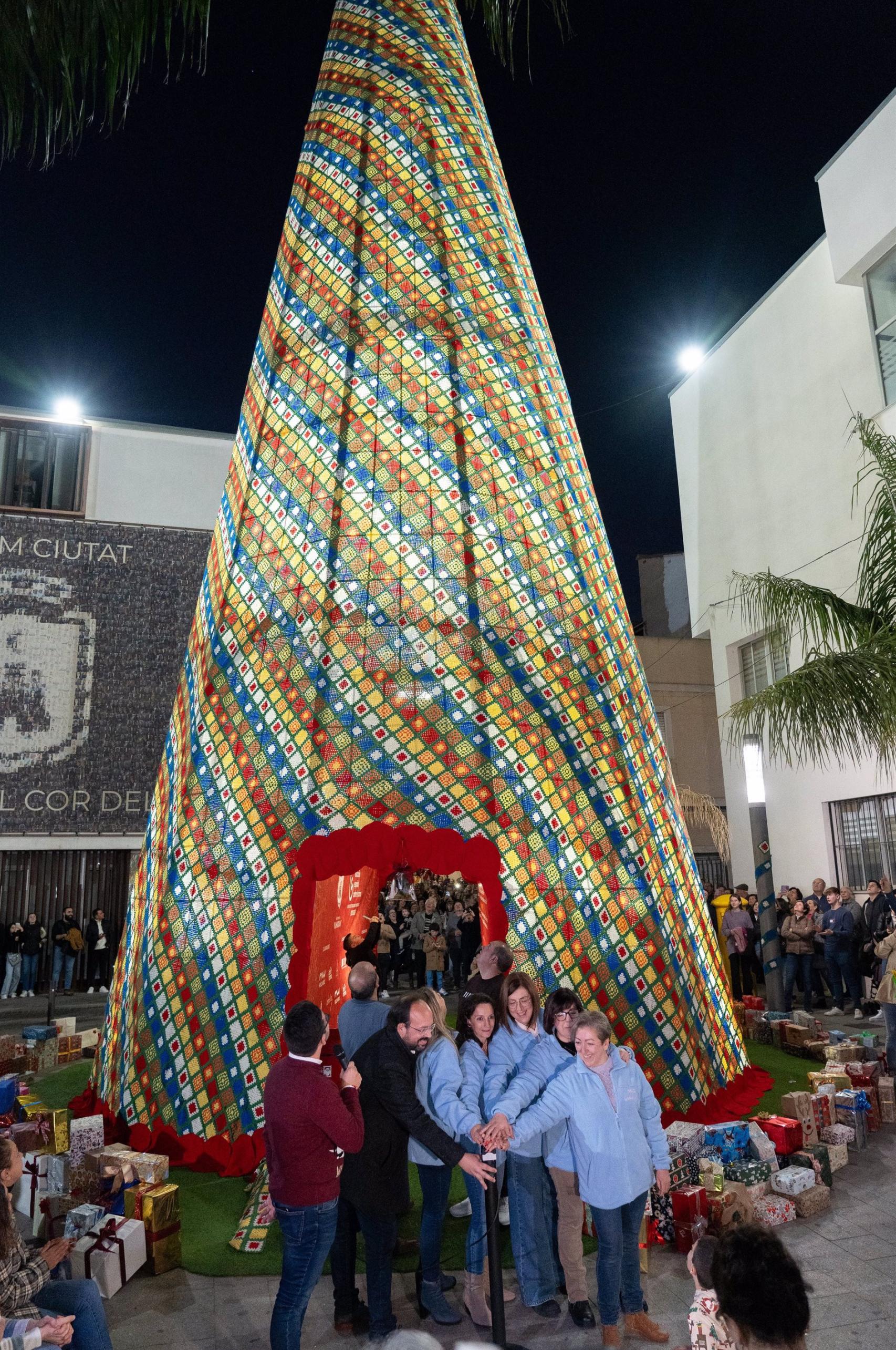El árbol de ganchillo más grande del mundo, en Vilamarxant. Europa Press