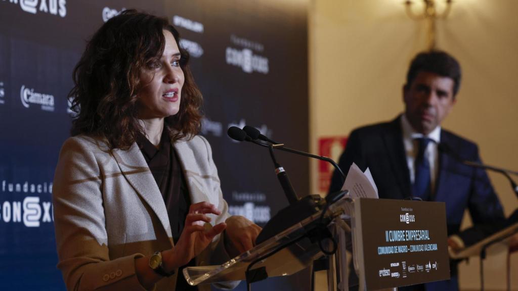 La presidenta madrileña, Isabel Díaz Ayuso, y el valenciano, Carlos Mazón, en la cumbre entre ambas autonomías