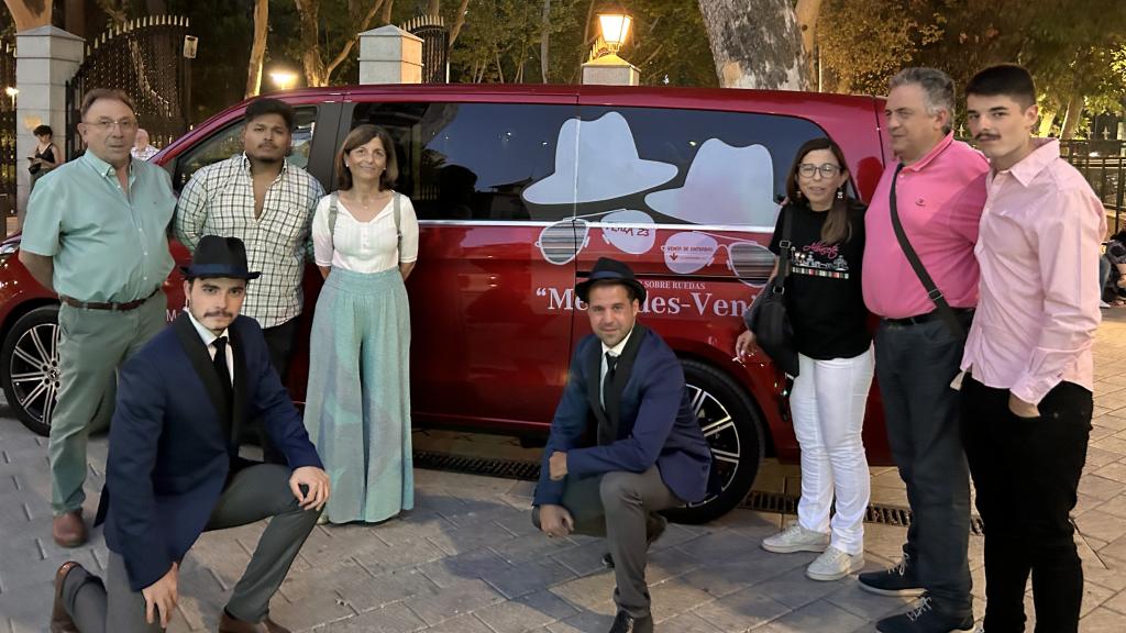 Un grupo de espectadores junto a los actores de la obra.