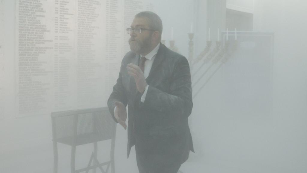 Grzegorz Braun, del partido Confederación, tras apagar con extintor la januquiá del Parlamento polaco.