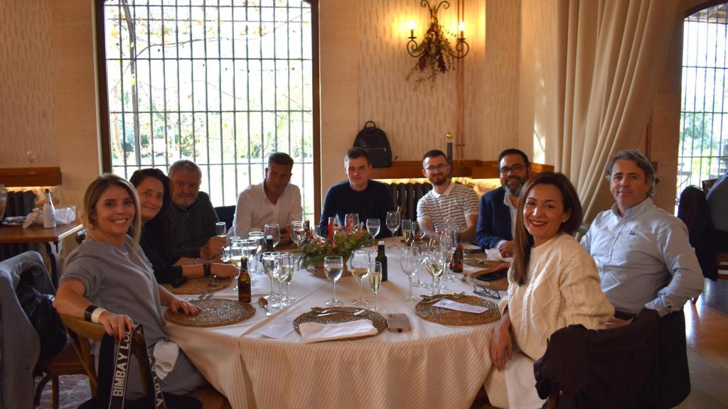 La directora comercial de EL ESPAÑOL de Alicante, Adelaida Valero, junto a los compañeros de los medios.
