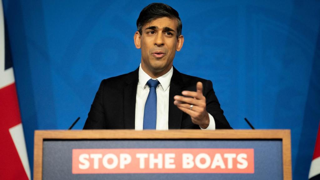 El primer ministro Rishi Sunak habla durante una rueda de prensa en la sala de reuniones de Downing Street.