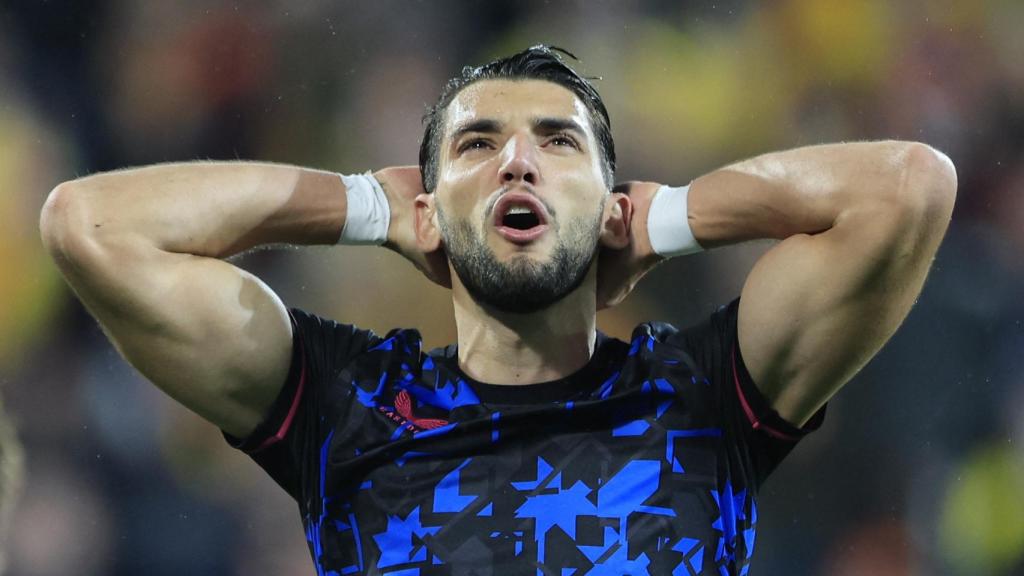Rafa Mir se lamenta en el partido ante el Lens.