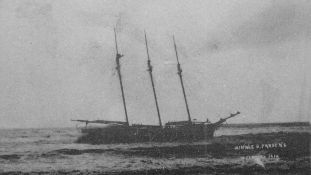 El buque Minnie G. Parsons en la orilla de la playa.