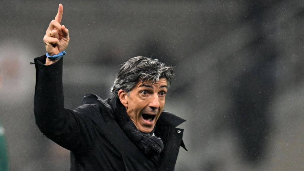 Imanol Alguacil da instrucciones desde la banda.