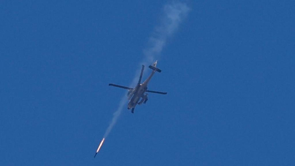 Un avión militar israelí lanzando un misil sobre Gaza.