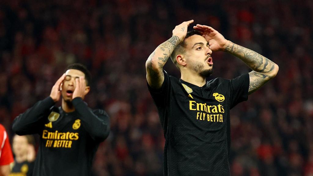 Joselu se lamenta tras estrellar el balón con el larguero