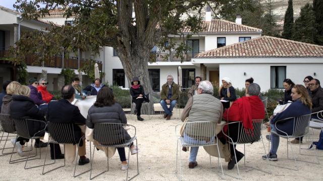 Los asistentes a la 1ª edición del retiro de lectura Remanso conversan con el escritor Antonio Muñoz Molina en el Hotel Quinta San Francisco de Castrojeriz.