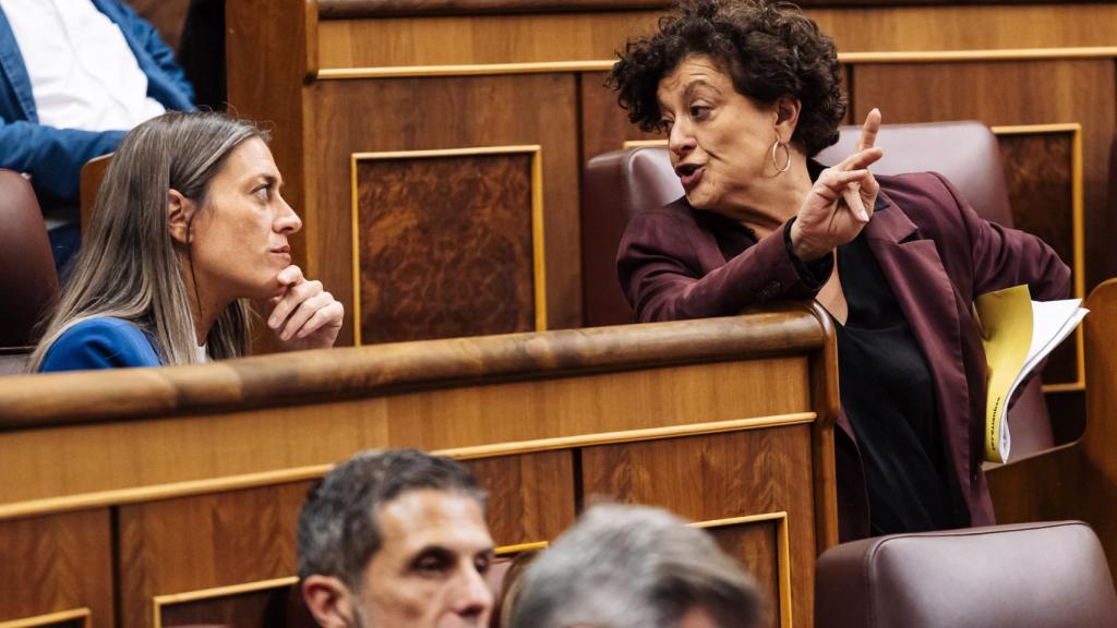 Miriam Nogueras habla en su escaño del Congreso con Pilar Calvo