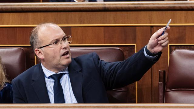 Miguel Tellado pide la palabra a Armengol desde su escaño del Congreso