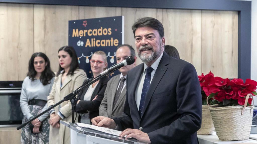 El alcalde de Alicante, Luis Barcala, en el brindis de esta mañana.