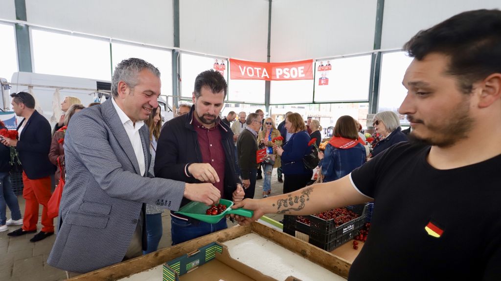 Nicanor Sen, a la izquierda, y Luis Tudanca,  a su derecha, en una imagen de archivo del año 2019