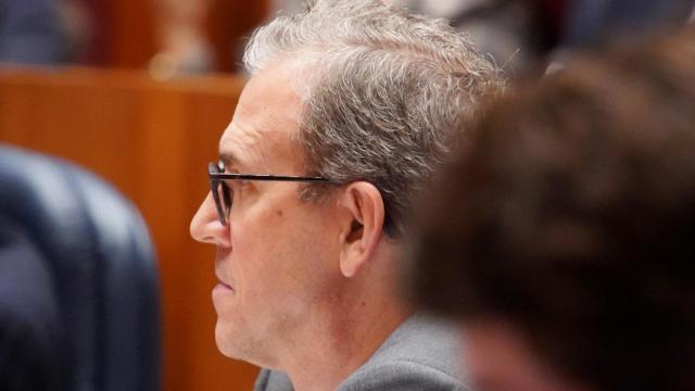 El consejero de Industria y Empleo, Mariano Veganzones, durante un pleno de las Cortes.