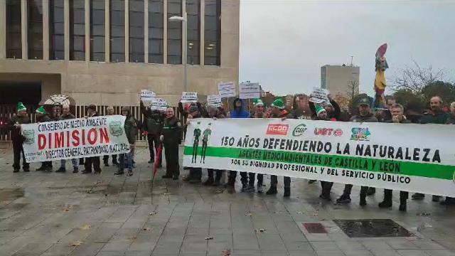 La manifestación de agentes medioambientales celebrada este martes frente a la puerta de las Cortes.