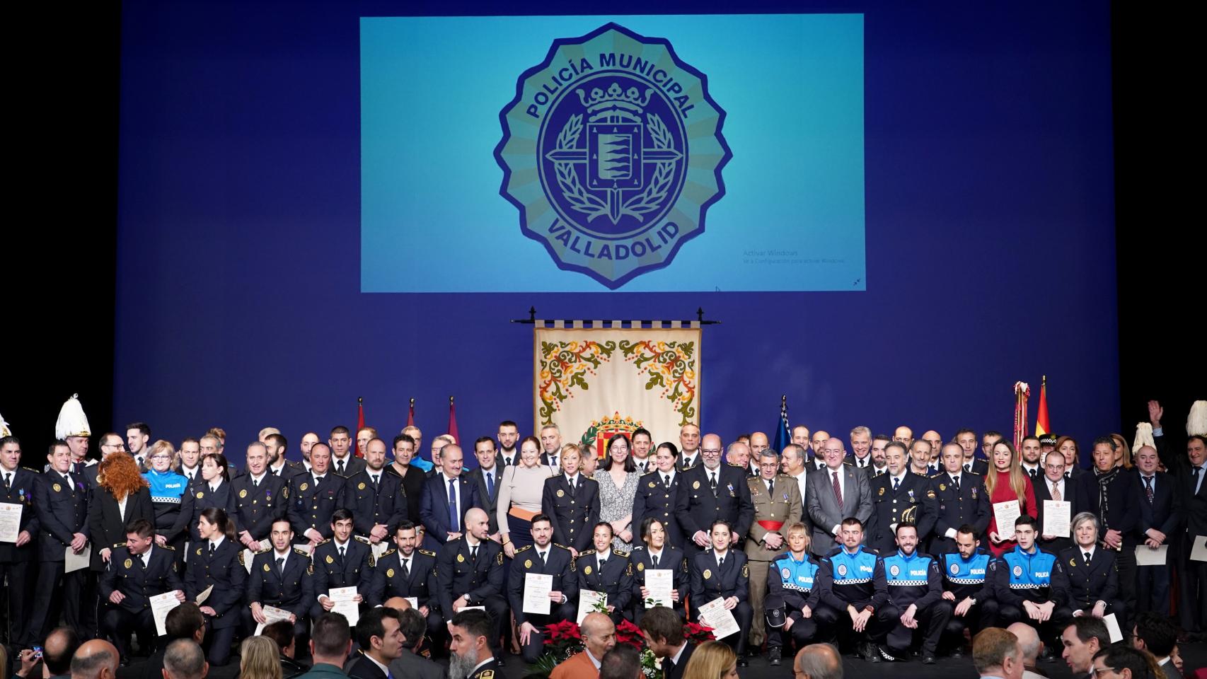 Foto de familia en el acto de celebración del Día de la Policía Municipal de Valladolid