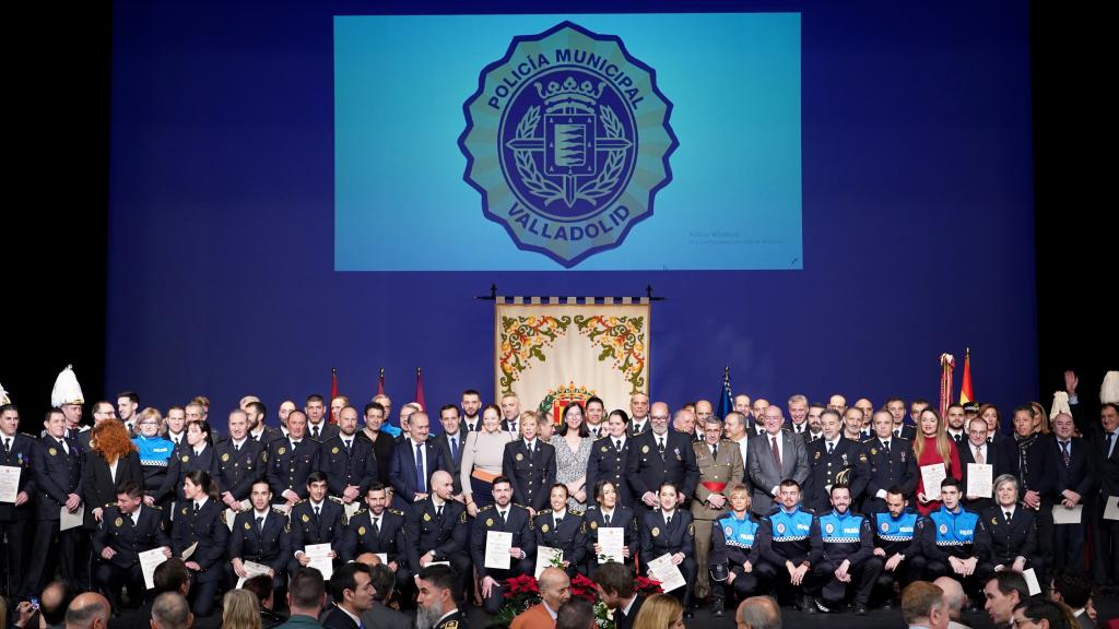 Foto de familia en el acto de celebración del Día de la Policía Municipal de Valladolid