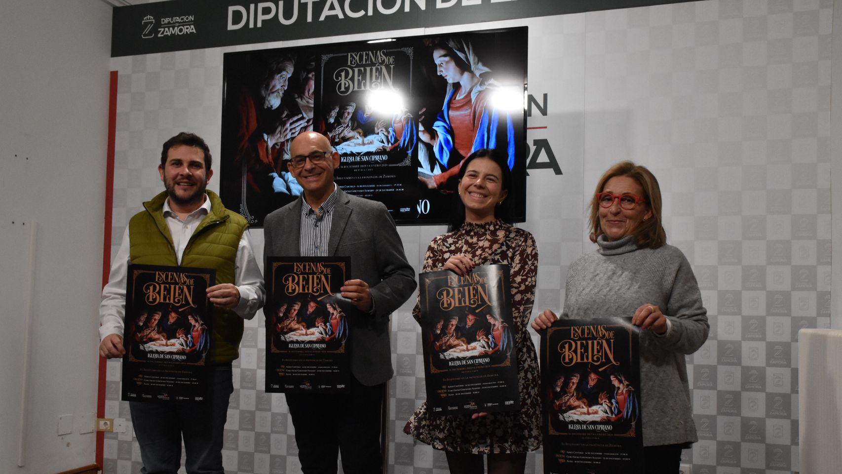 El diputado de Educación, Cultura, y Turismo, Víctor López de la Parte, la presidenta y el secretario de la Asociación Cultural El Portal del San Vicente, María Manrique y Nicolás Velasco; y la técnico de comunicación de Caja Rural de Zamora, Laura Huertos