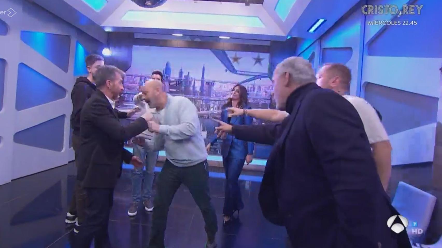 Pablo Motos se enfada durante el baile inicial de 'El Hormiguero'.