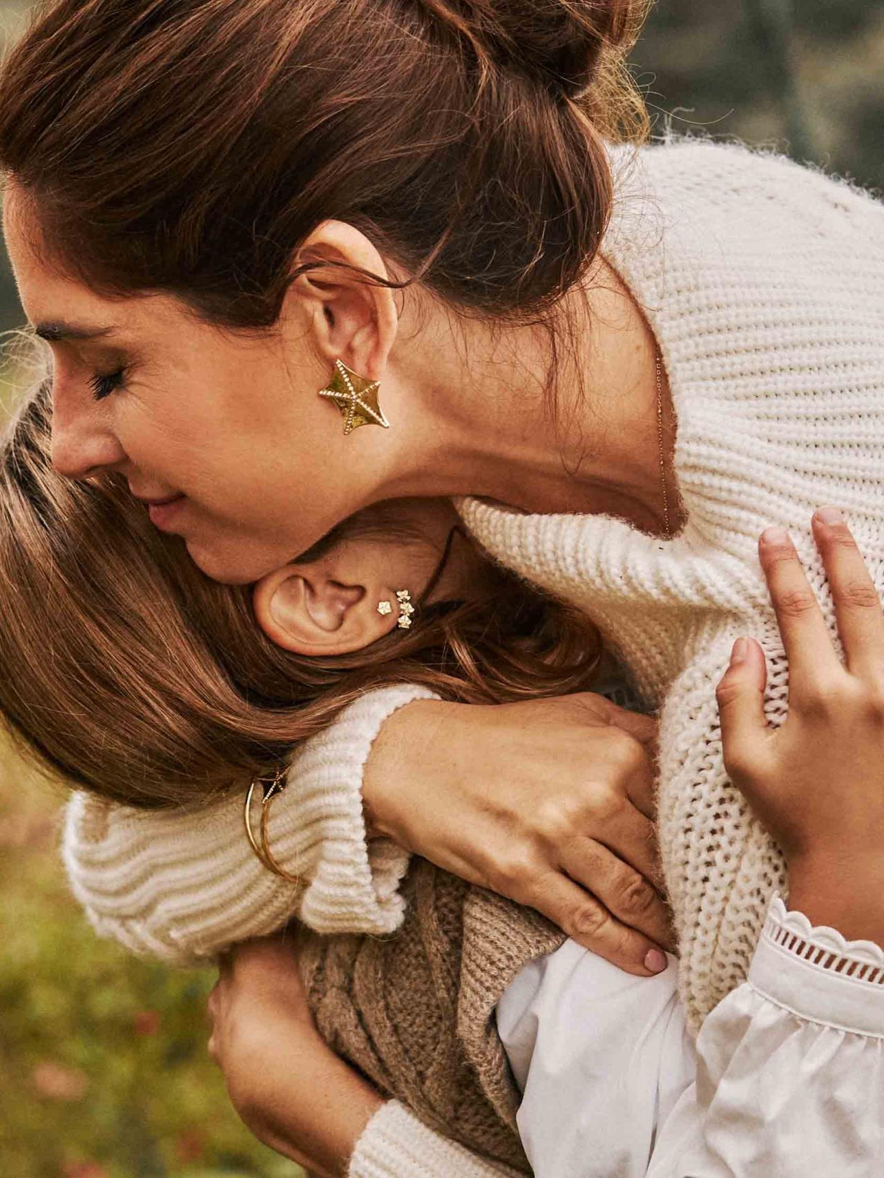 Lourdes Montes y su hija, Carmen, luciendo la colección Sépalo.