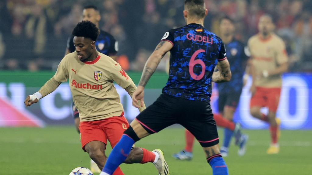 Gudelj trata de obstaculizar a un rival del Lens.
